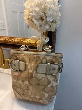 Coach SoHo Signature Buckle
Jacquard Tote / (COA) Included